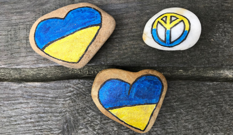 Hradcem putují kamínky na podporu Ukrajiny. Někoho potěší, někoho štvou