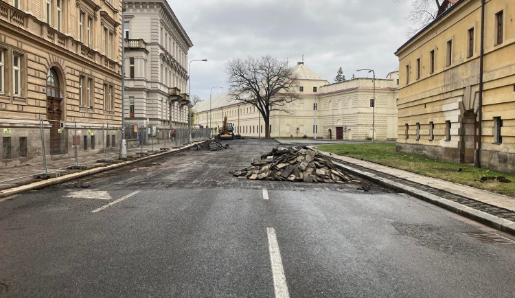 Uzavření křižovatky Fortna výrazné komplikace v dopravě nepřineslo. Na její stavbě město ušetří