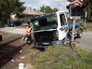 Na Trutnovsku se střetl vlak s nákladním autem. Řidič vozidla je v péči zdravotníků