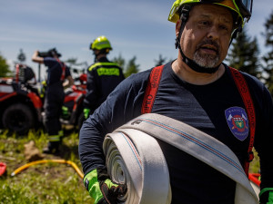 Hasiči při cvičení na Broumovsku