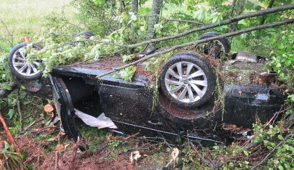 Řidič nezvládl rychlou jízdu a s autem vyletěl ze silnice. Auto skončilo na střeše, muž v péči lékařů