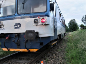 V Ostroměři se srazilo osobní auto s vlakem. Cestovalo v něm 40 dětí, nikdo se nezranil