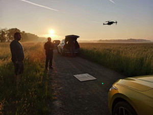 Každý rok zemře při sečích na loukách až 60 tisíc srnčat, zachraňují je dobrovolníci i dronaři s termokamerou