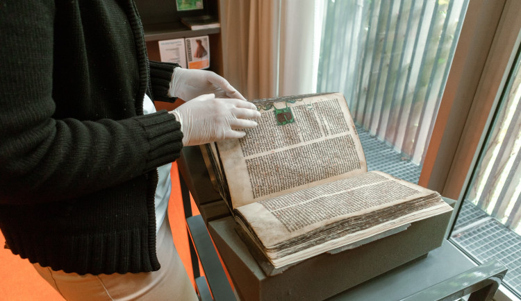 Do brněnského archivu se vrátila půl tisíciletí stará Pražská bible