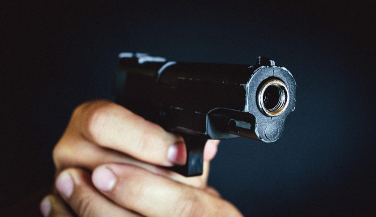 Mladý muž ohrožoval zbraní skupinu lidí v centru města