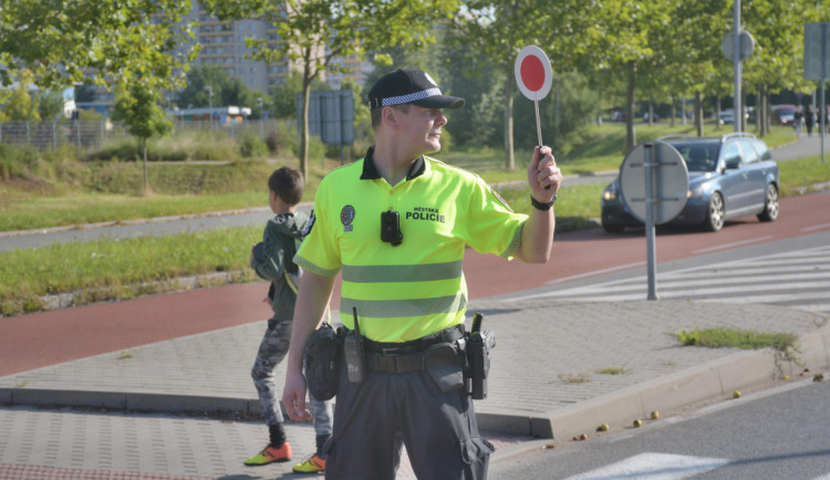 Městská policie Hradec Králové hledá pomocníky, kteří dohlédnou na přecházení dětí u škol