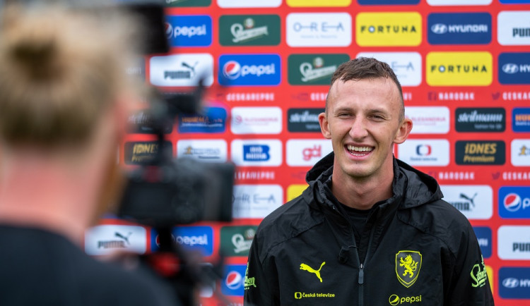 Valentu čeká největší zápas v reprezentaci. Soupisce Anglie jsme se doma museli smát, vypráví