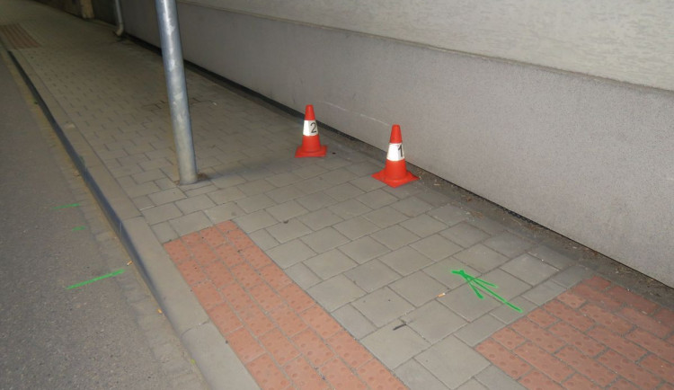 Opilý muž neovládl elektrokoloběžku a narazil do zdi. Zraněný ležel na chodníku