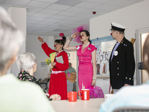 Seniory ve Dvoře Králové navštívilo několik Zdravotních klaunů. Radosti bylo na rozdávání