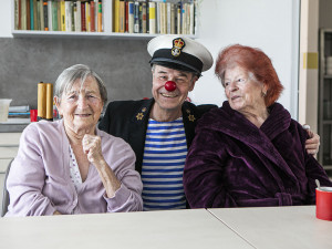 Seniory ve Dvoře Králové navštívilo několik Zdravotních klaunů. Radosti bylo na rozdávání