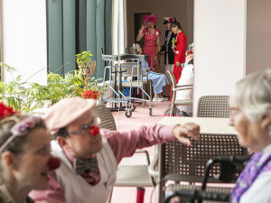Seniory ve Dvoře Králové navštívilo několik Zdravotních klaunů. Radosti bylo na rozdávání