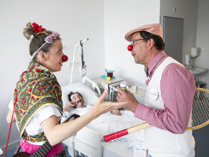 Seniory ve Dvoře Králové navštívilo několik Zdravotních klaunů. Radosti bylo na rozdávání