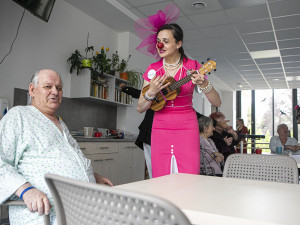 Seniory ve Dvoře Králové navštívilo několik Zdravotních klaunů. Radosti bylo na rozdávání