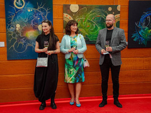 Anny Veverka na zahájení vernisáže. Uprostřed ředitelka Klicperova divadla Eva Mikulková, PR manager Klicperova divadla Martin Sedláček