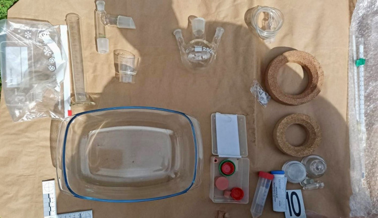 Policie si přišla pro dealera drog. Shodou okolností u něj zadržela i zloděje v pátrání