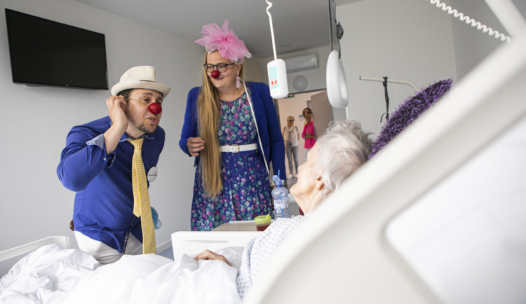 Seniory ve Dvoře Králové navštívilo několik Zdravotních klaunů. Radosti bylo na rozdávání