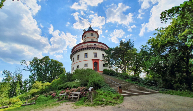 Rekonstrukce zámku Humprecht je v polovině. Zatím vyšla na 20 milionů