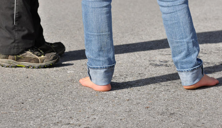 Bosý podivín se na Českolipsku snažil dostat do auta. Myslel si, že je to tank. Skončil na psychiatrii