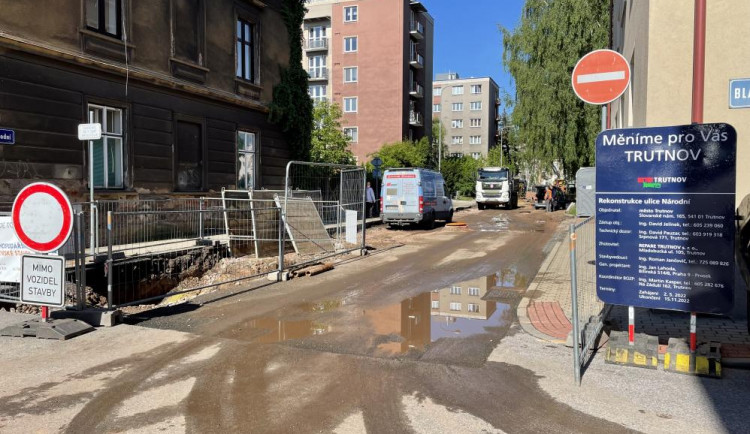Rekonstrukce Národní ulice v Trutnově jde do druhé etapy. Řidiči tudy stále neprojedou