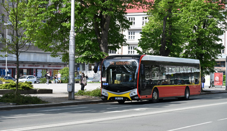 Hradeckému dopravnímu podniku v práci chybí 50 řidičů. Od zítřka dojde k omezení dopravy