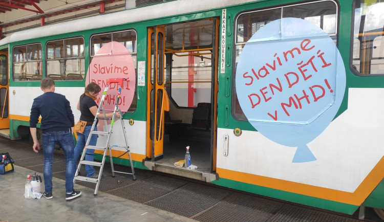 Na Den dětí jezdí v Liberci Sladká balonková tramvaj. Malé cestující čeká překvapení