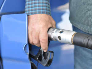 Ode dneška se snížila daň u paliv, některé čerpací stanice už mění ceny
