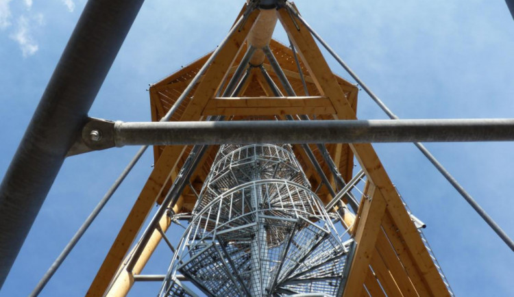 Vysoká nad Labem napočtvrté našla firmu na opravu rozhledny zničené strakapoudem