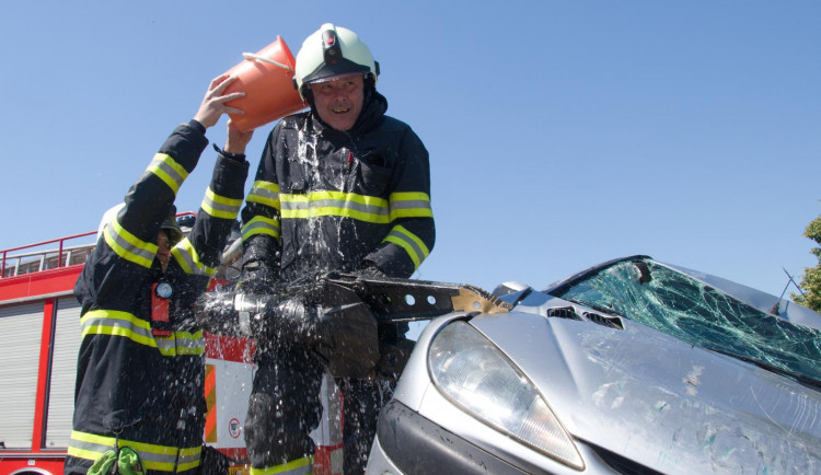 Za třiatřicet let byl velitelem u tisícovky zásahů. Teď s hradeckými hasiči vyjel k poslednímu výjezdu