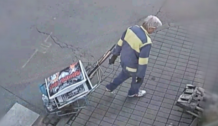 V Brně řádil nepřítel cirkusu. Očesal stovky reklamních cedulí a odvezl si je na kárce