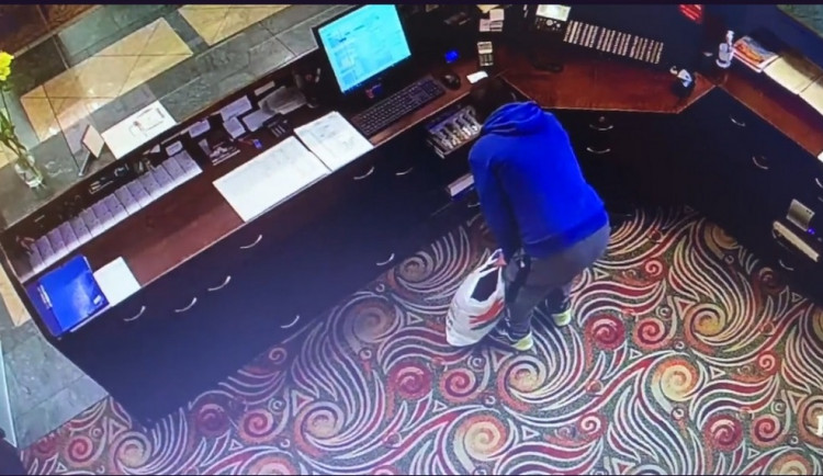 Recepční, která zadržela zloděje, dostala ocenění od policie. Muže čeká soud