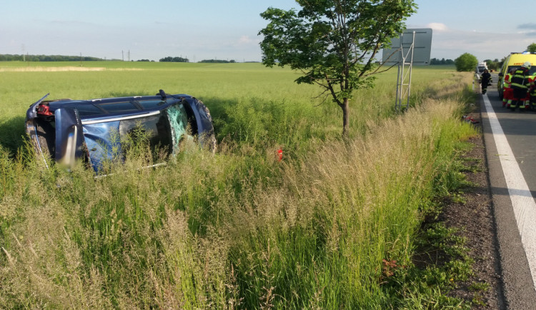 Nehoda osobního auta u Solnice na Rychnovsku si vyžádala tři těžce zraněné