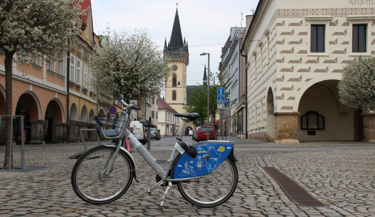 O sdílená kola ve Dvoře Králové je zájem. Město chce zpětnou reakci od cyklistů