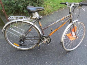 Žena na elektrokoloběžce měla dvě nehody během pěti minut. Srazila dva cyklisty