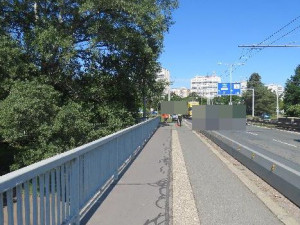 Žena na elektrokoloběžce měla dvě nehody během pěti minut. Srazila dva cyklisty