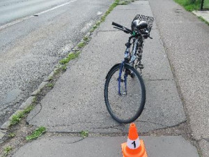 Žena na elektrokoloběžce měla dvě nehody během pěti minut. Srazila dva cyklisty