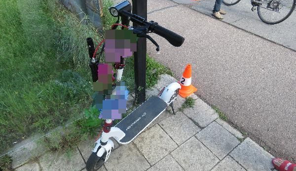 Žena na elektrokoloběžce měla dvě nehody během pěti minut. Srazila dva cyklisty