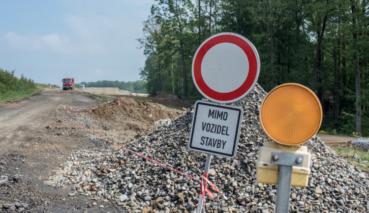 Na řidiče čeká další omezení dopravy. Přes prázdniny se uzavře spojnice mezi Hradcem a Dvorem