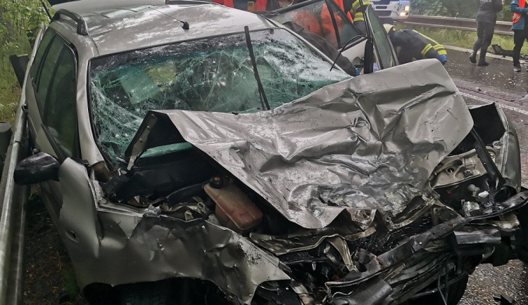 V Brništi na Českolipsku se srazil náklaďák s osobním autem. Řidičku museli vyprošťovat hasiči