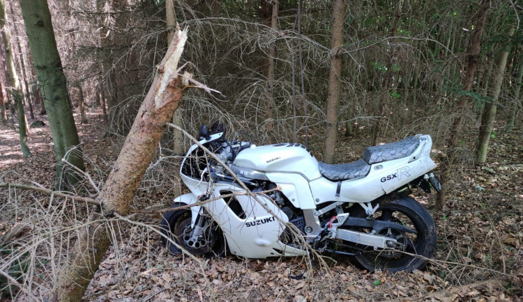 Tragický víkend na silnicích. V hradeckém kraji po nehodách zemřeli dva motorkáři