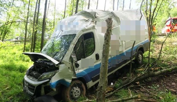 Únava může za zhruba pětinu nehod. Řidič dodávky usnul a sjel do příkopu, skončil v nemocnici