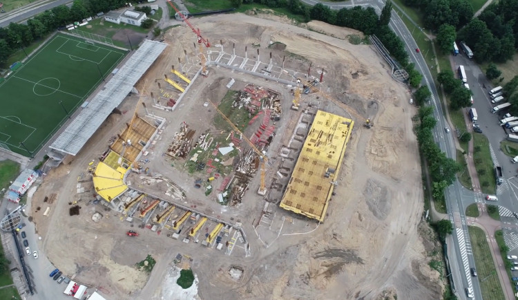 Krátké video zachycuje prvních 15 týdnů stavby nového fotbalového stadionu v Hradci Králové