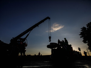 U Dolan na Náchodsku se převrátil postřikovač. Kvůli chemikáliím museli zasahovat hasiči