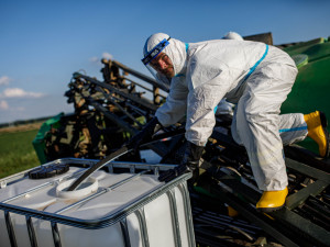 U Dolan na Náchodsku se převrátil postřikovač. Kvůli chemikáliím museli zasahovat hasiči