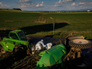 U Dolan na Náchodsku se převrátil postřikovač. Kvůli chemikáliím museli zasahovat hasiči