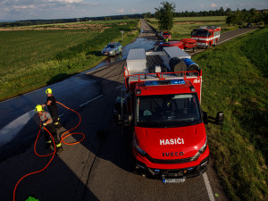 U Dolan na Náchodsku se převrátil postřikovač. Kvůli chemikáliím museli zasahovat hasiči
