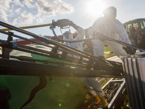 U Dolan na Náchodsku se převrátil postřikovač. Kvůli chemikáliím museli zasahovat hasiči