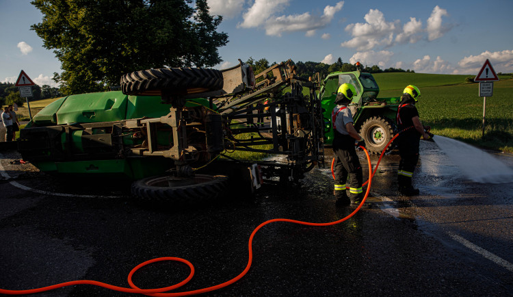 U Dolan na Náchodsku se převrátil postřikovač. Kvůli chemikáliím museli zasahovat hasiči