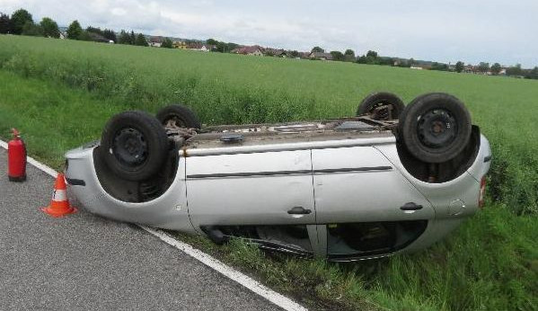 Po nezvládnutém smyku řidička otočila svou Fabii na střechu. Skončila v péči lékařů