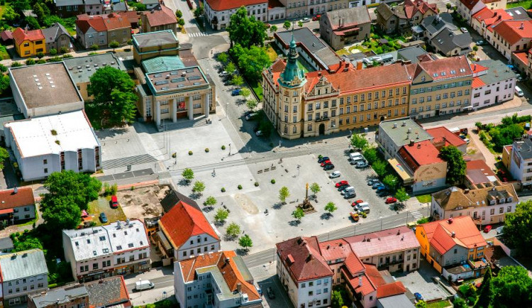 Opravená radnice v Hronově zahájí provoz koncem června. Rekonstrukce vyšla na 57 milionů