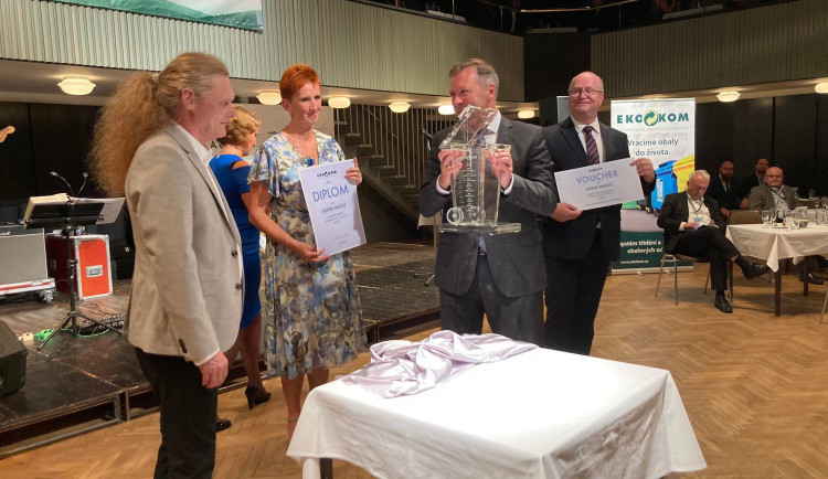 Křišťálová popelnice se stěhuje z východních Čech. Nejlépe třídili lidé v Uherském Hradišti